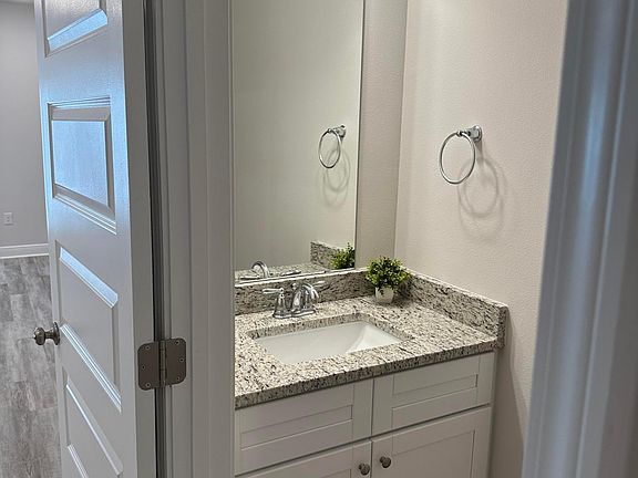 4th image of 1025 McLaren Cir