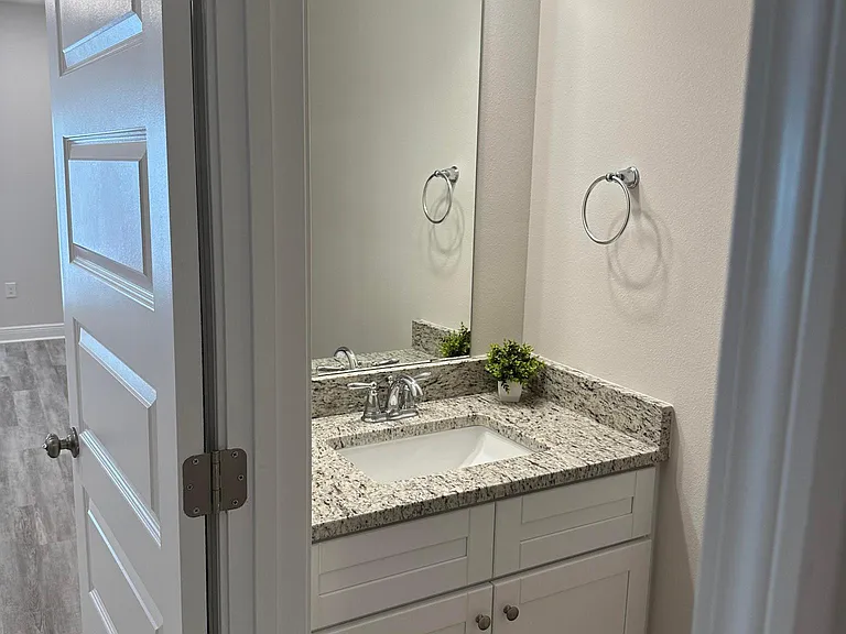 1025 McLaren Cir — Photo 4