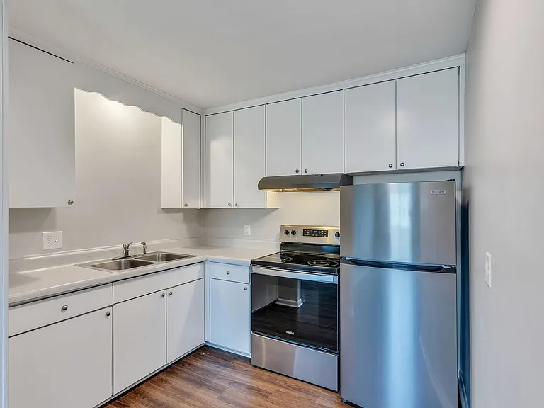 Executive House Apartments — Photo 27