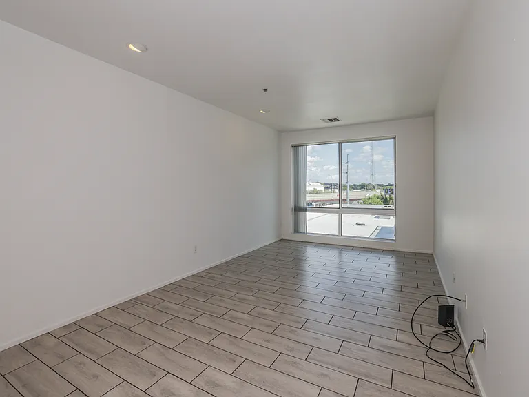 10 N Greenwood Ave — Photo 4