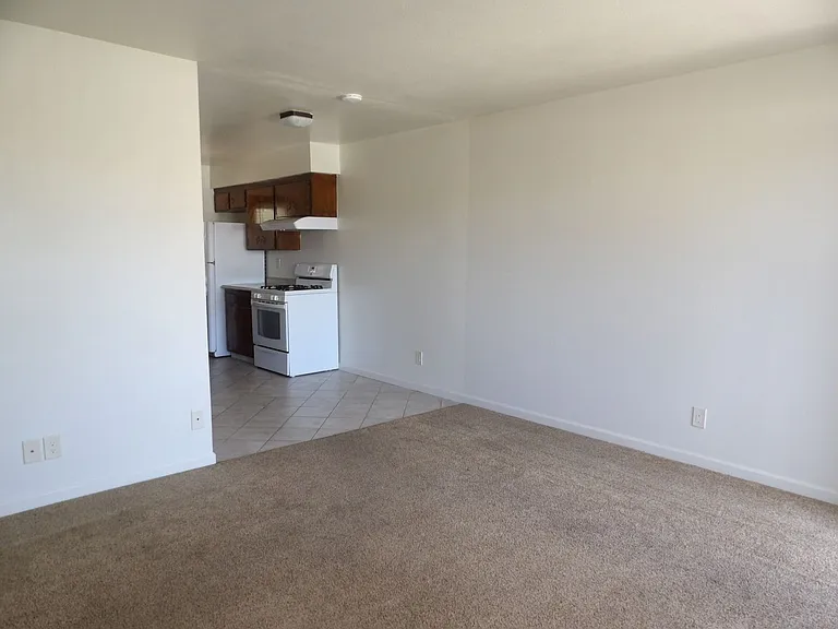 504 1/2 W Walnut Ave #A — Photo 2