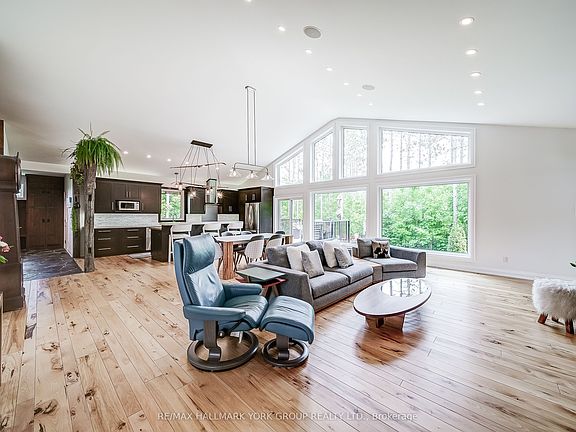 3rd image of 118 Mennill Dr