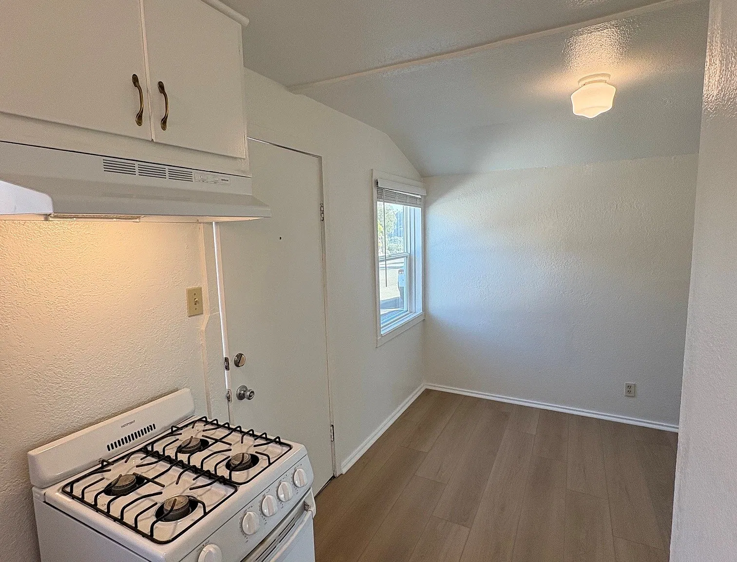 Studio, $1,500 — Photo 4