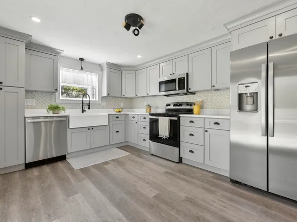 8 Laudervale Rd, Weymouth, MA 02191