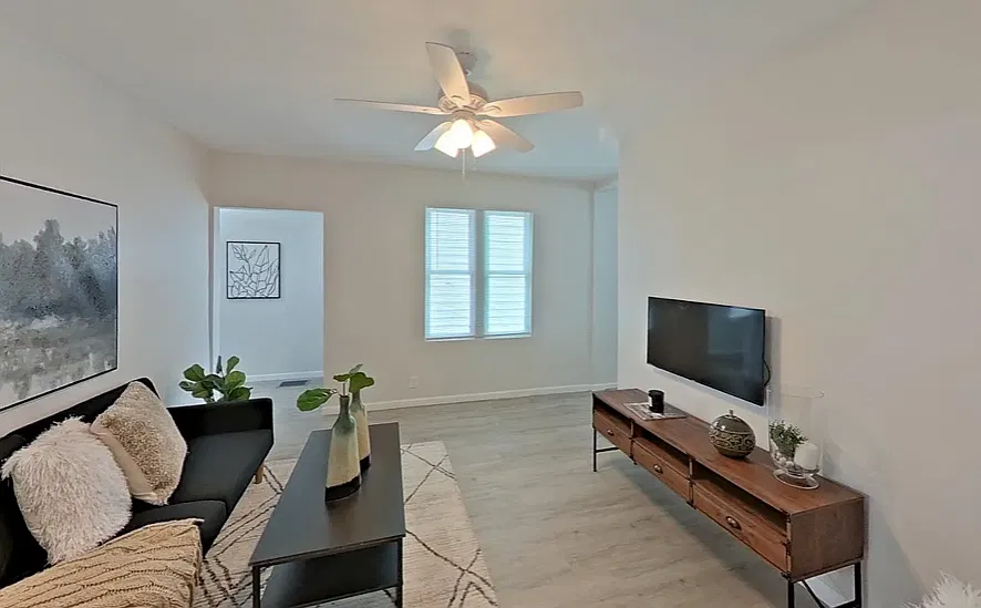 6 bed, 2.5 bath, 1640 sqft, $3,350 — Photo 3