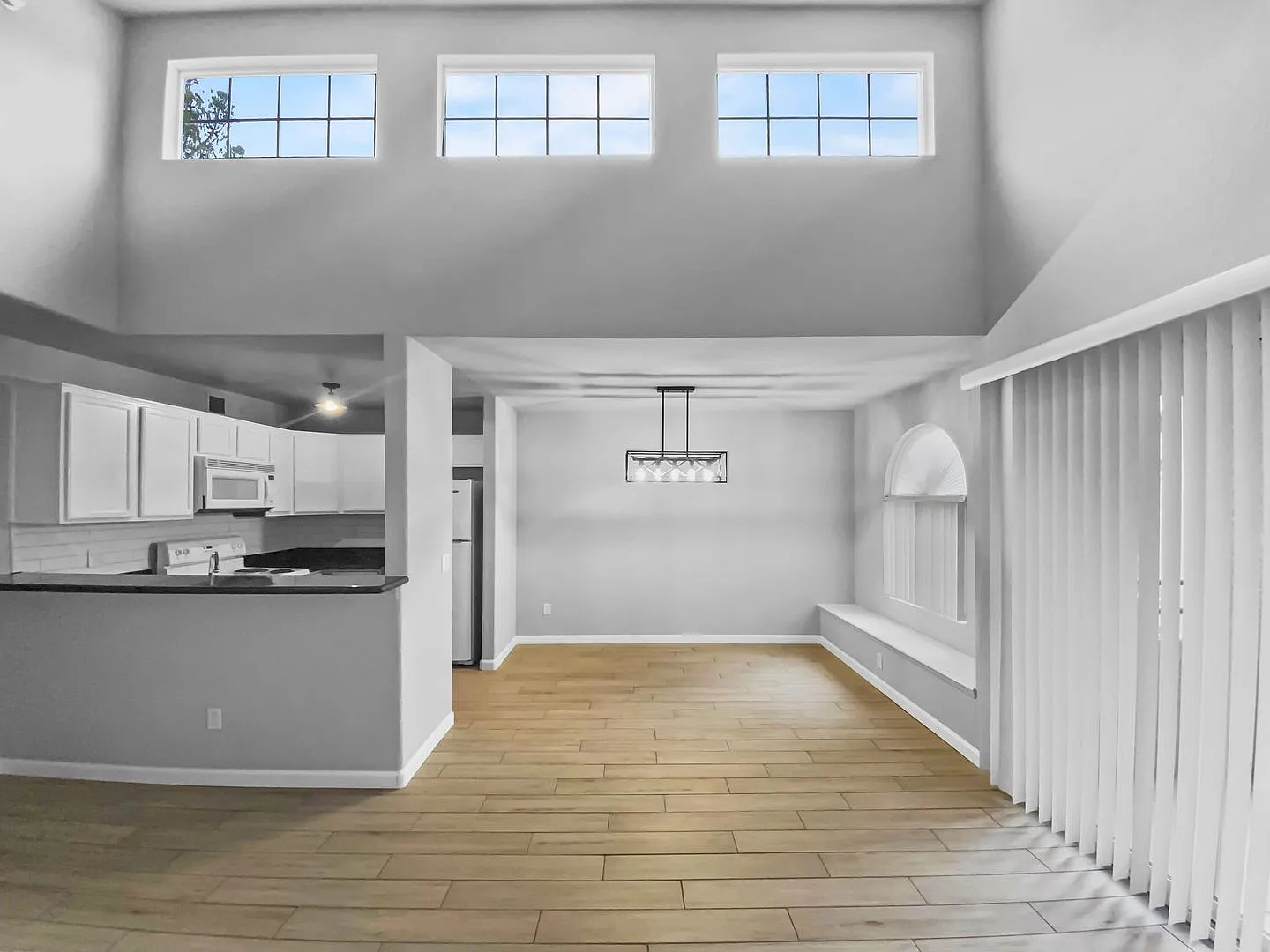 Lovely 3 Bedroom Condo! First 2 weeks free — Photo 4