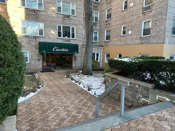 21 Bond Street #2H, Great Neck, NY 11021