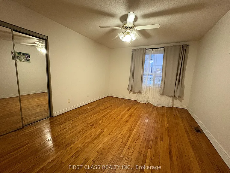 2471 Gerrard St E — Photo 8