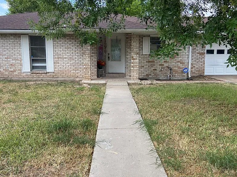 115 E Resaca Dr — Photo 1