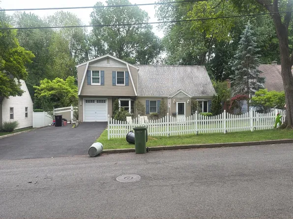 464 Lincoln Dr, Paramus, NJ 07652