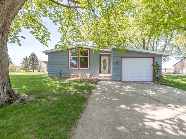 305 N Pine St, Waterman, IL 60556