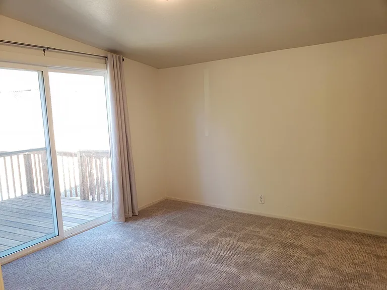 550 Hillcrest Way — Photo 4