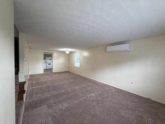 3rd image of 104 Longmeadow Ln