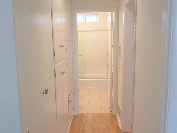 4th image of 2228 S Carmelina Ave #0