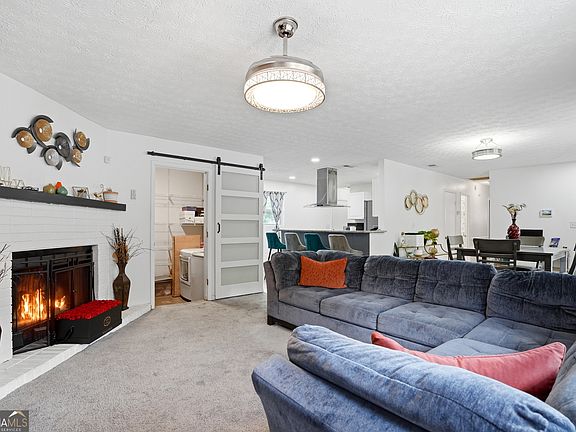 3rd image of 405 King Arthur Ct