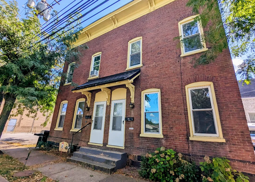 3 bed, 1.5 bath, 2772 sqft, $1,300 — Photo 1