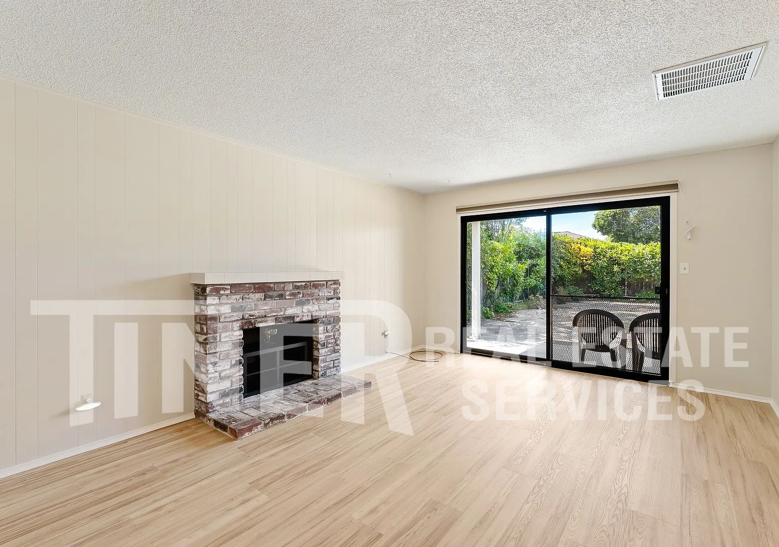 7304 Idle Wild Way - Tier 2 - Mid-Century Character in South Land Park Hills — Photo 2