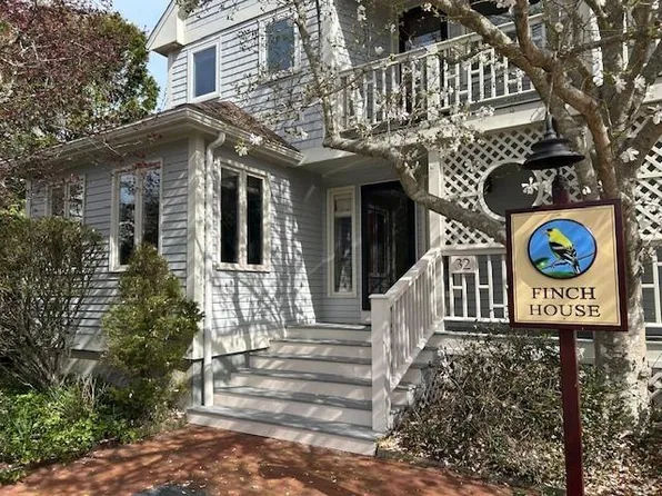 15 Hammersmith Rd, Newport, RI 02840
