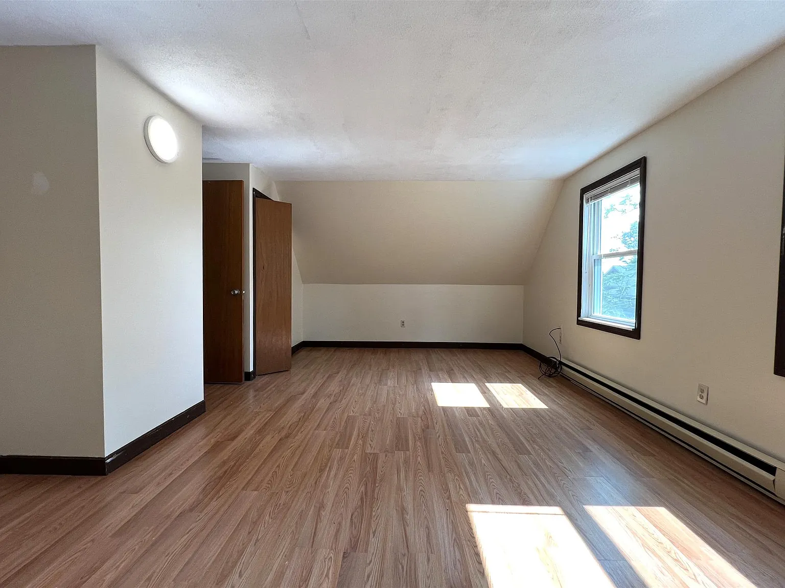4 bed, 1.5 bath, $4,000 — Photo 2