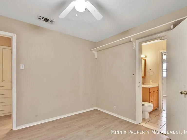 2810 42nd St — Photo 30