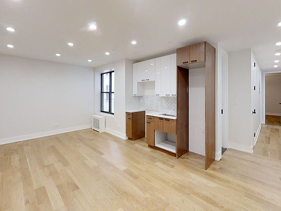 3rd image of 12 Crown St #B67