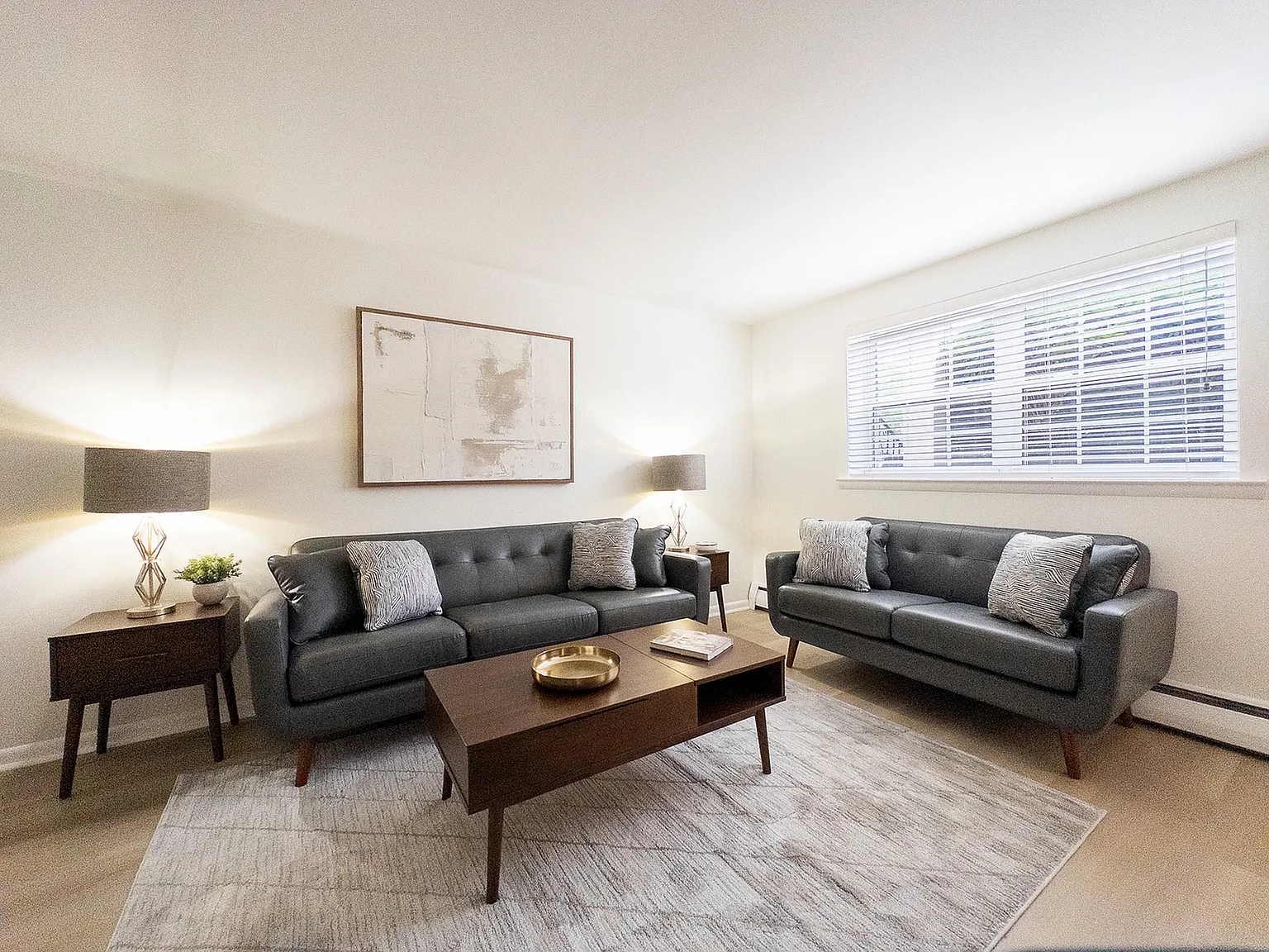 College Arms Apartments — Photo 2