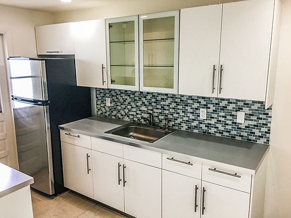 5th image of 2710 NE 14th St #5