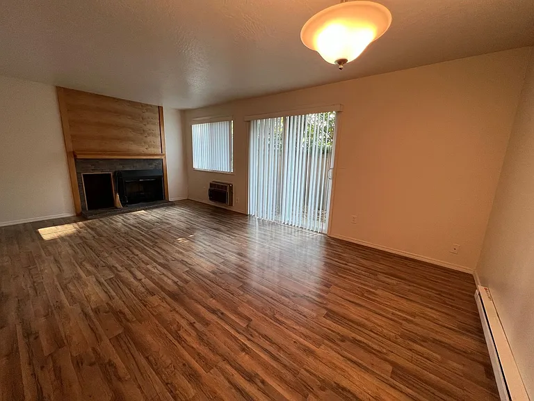 3930 Lake Grove Ave #1C — Photo 8