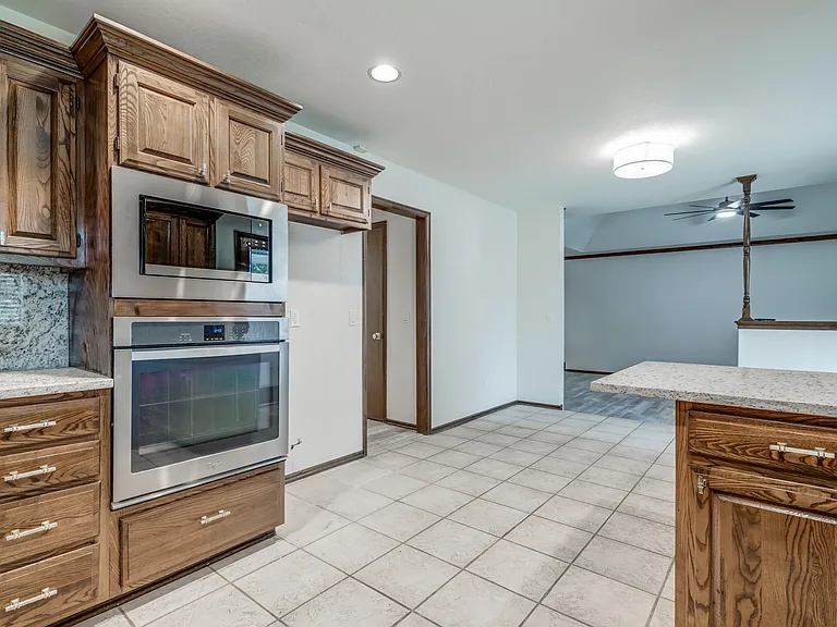 1817 Victoria Dr — Photo 20