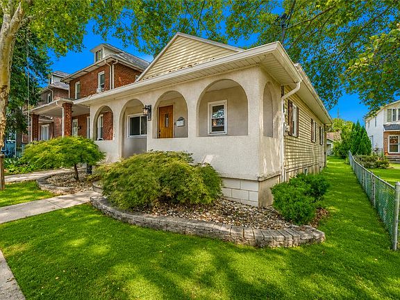 2nd image of 904 Weston Pl