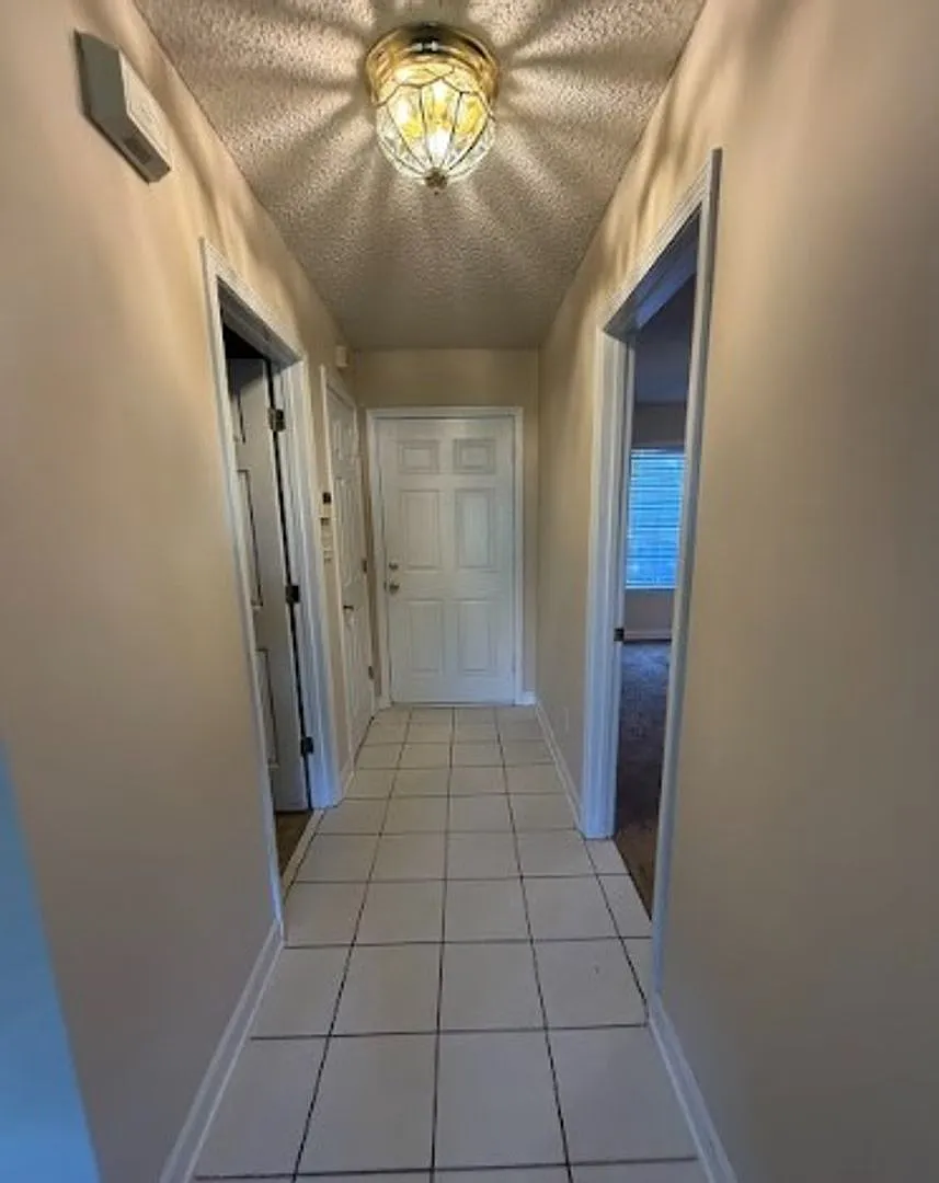 3 BR/2BA | Newly Renovated Single Family Home | Fenced backyard| Community pool! — Photo 2
