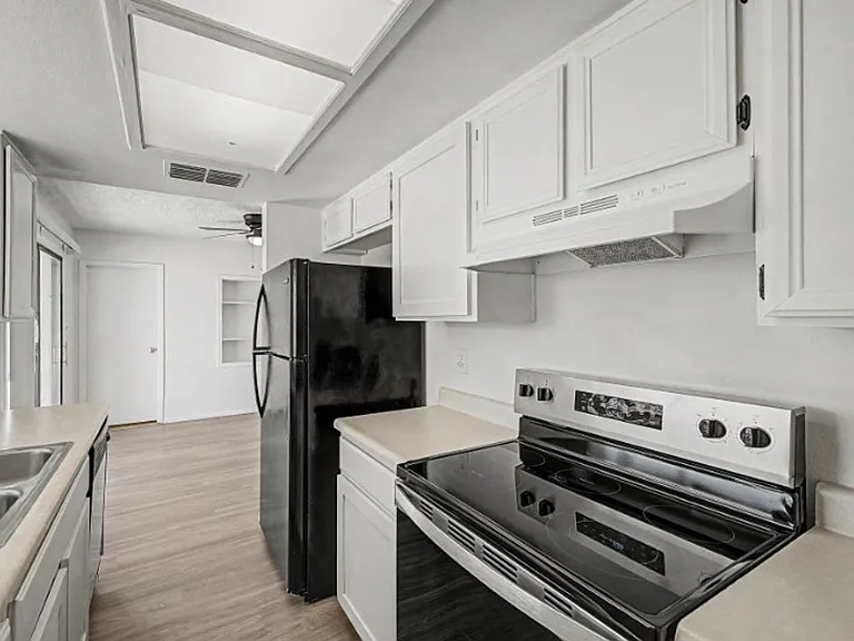 10719 W Vista Ave — Photo 12