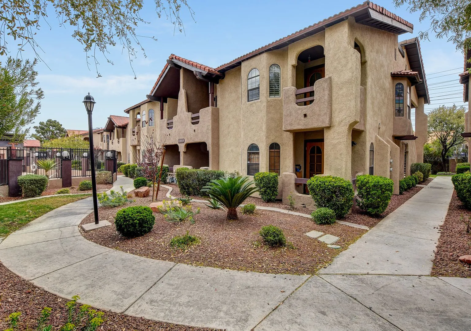 2BD 2BTH Condo w/ Fireplace & Community Pool. — Photo 1