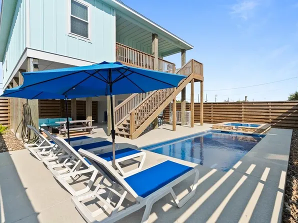 1004 S Church St, Rockport, TX 78382