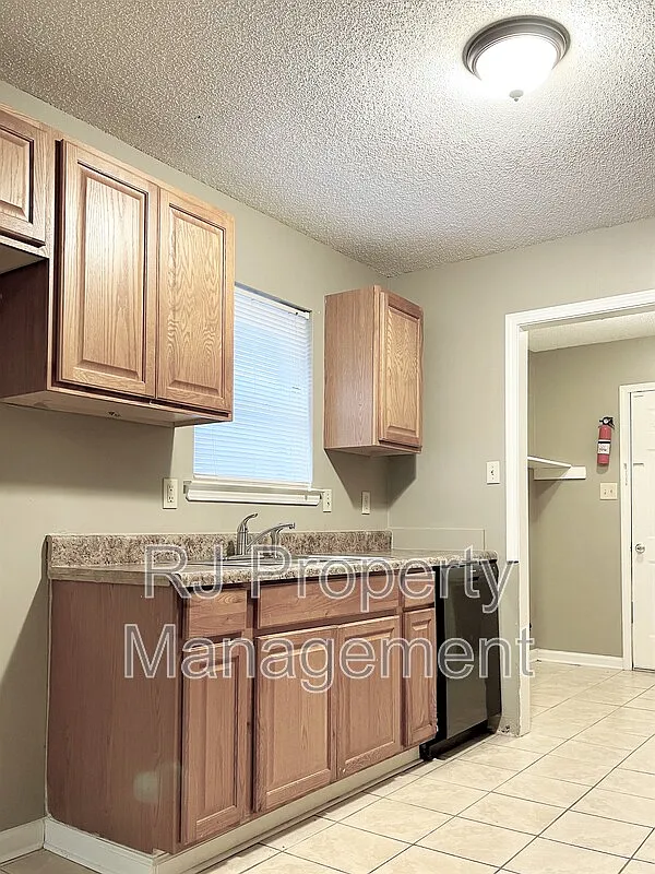 3 bed, 2.5 bath, 1437 sqft, $1,295 — Photo 4