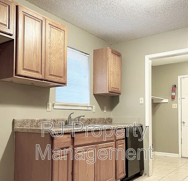 4615 Addington Dr — Photo 4