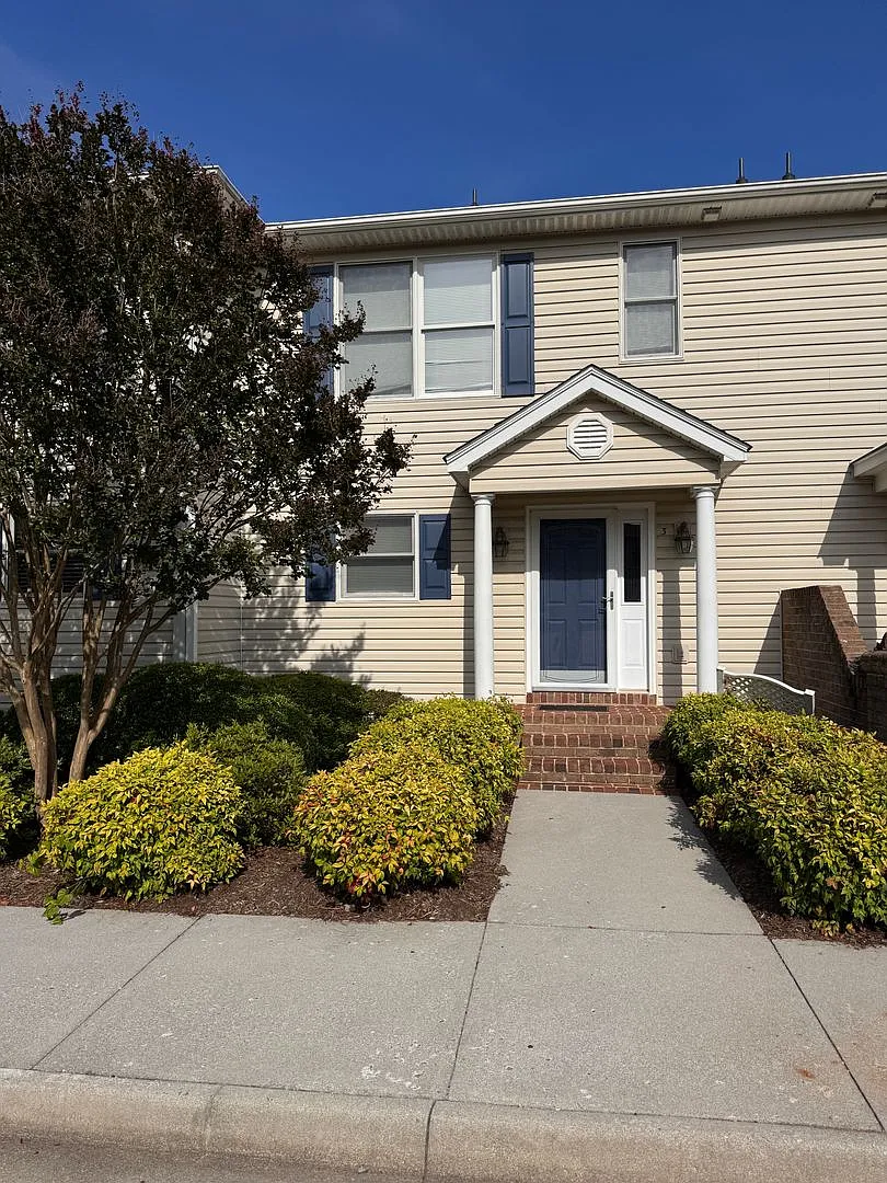 3 Bedroom || 3.5 Bathroom - Lakefront Townhome — Photo 1