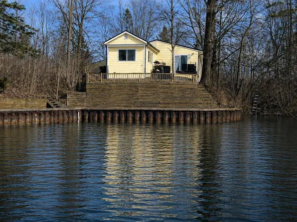 836 Poquonnock Dr, Hope, MI 48628