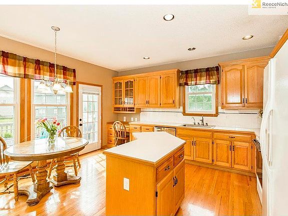 Really generous sized kitchen with room to dine-in!