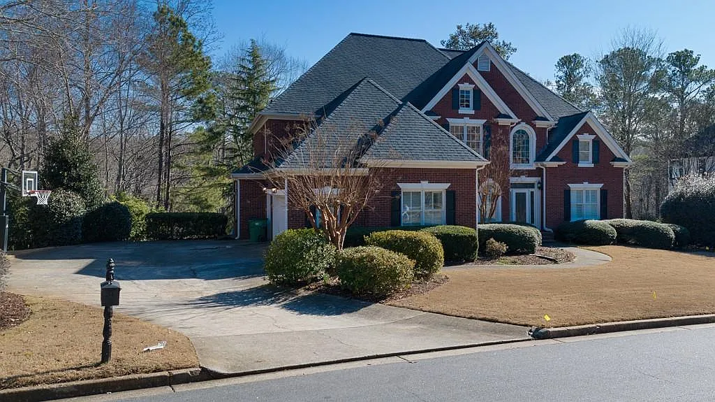 5 bed, 4.0 bath, 4441 sqft, $4,400 — Photo 3