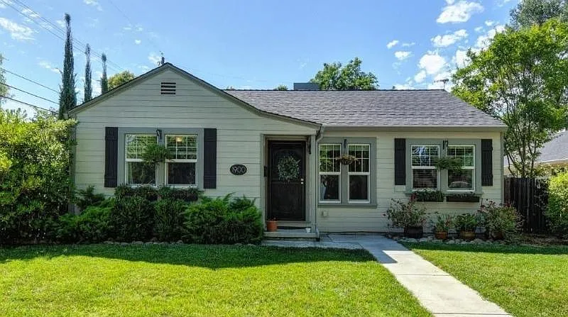 1900 52nd St photo 1