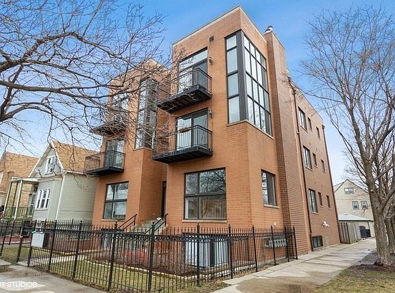2nd image of 2901 N Fairfield Ave APT 2N