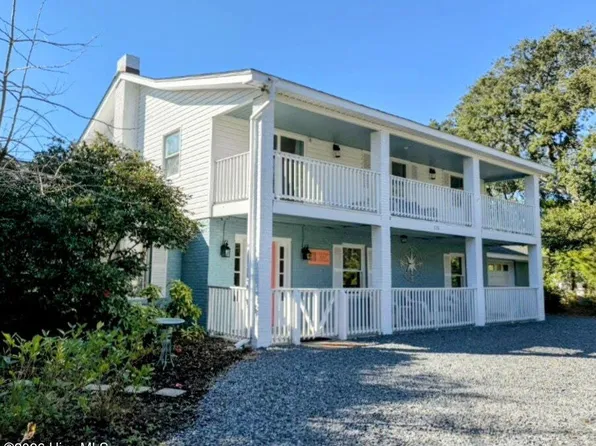 115 Paula Circle SE, Oak Island, NC 28465