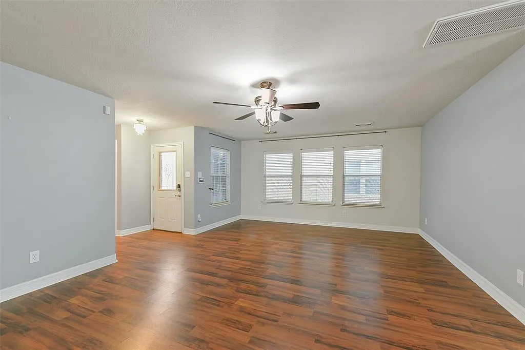 3 bed, 2270 sqft, $2,000 — Photo 4