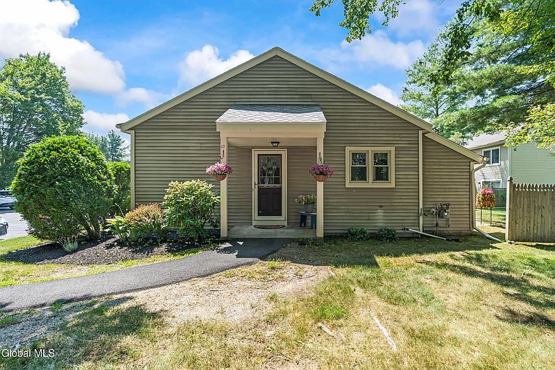 3rd image of 10 Hale Drive