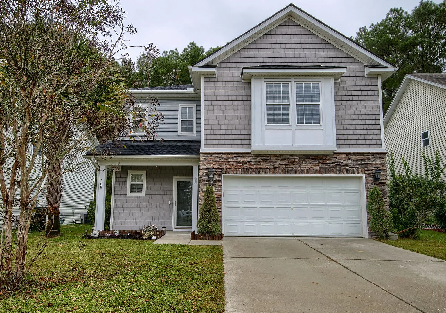 Spacious Home Near Foxbank Amenities — Photo 2