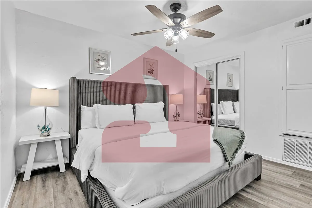 Building Photo - 4045 Thunderbird Dr