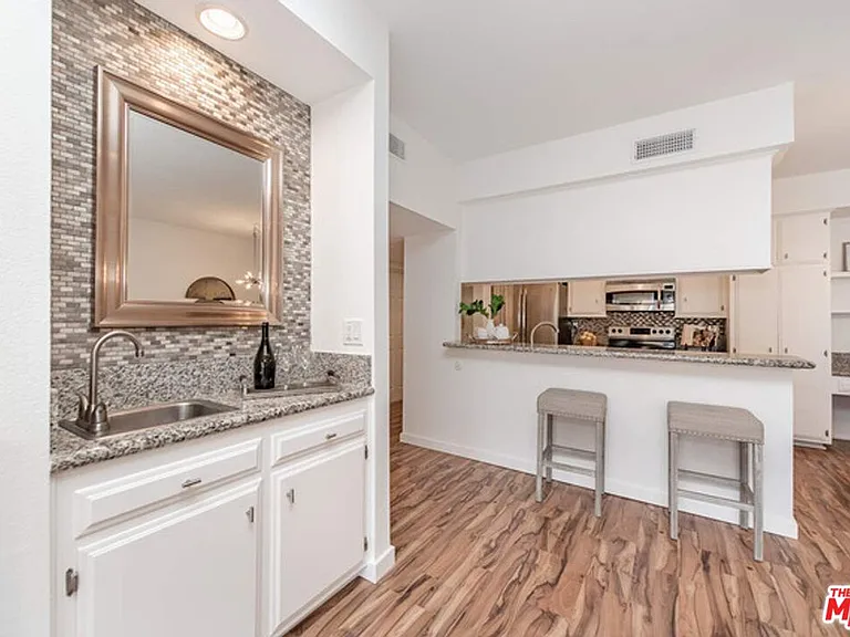 5139 Balboa Blvd #203 — Photo 5