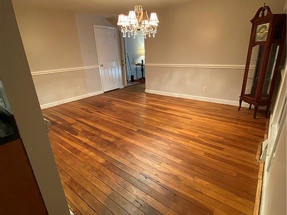 5th image of 2363 Richmond Rd