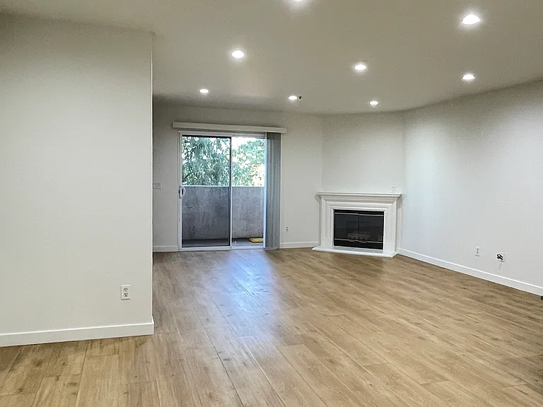 15114 Sherman Way #212 — Photo 7